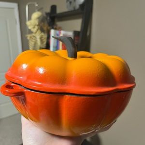 Country cottage 2 quart enamel cast iron Dutch oven